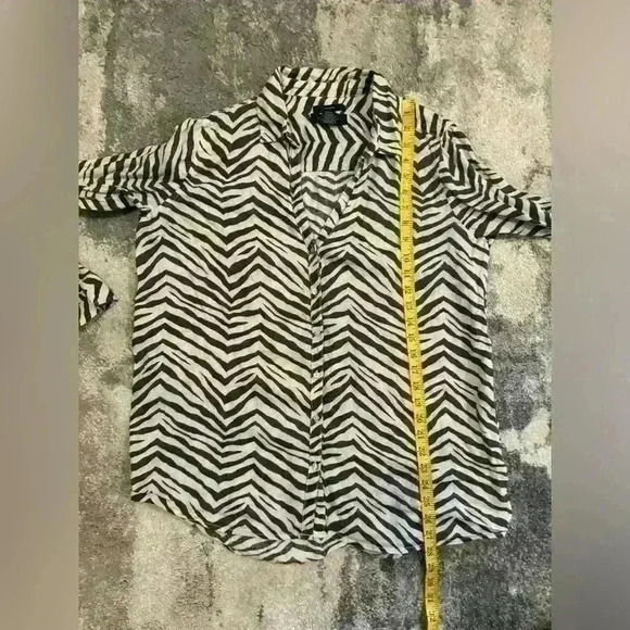 Women’s Brown Tahari Button Down - Picture 4 of 5